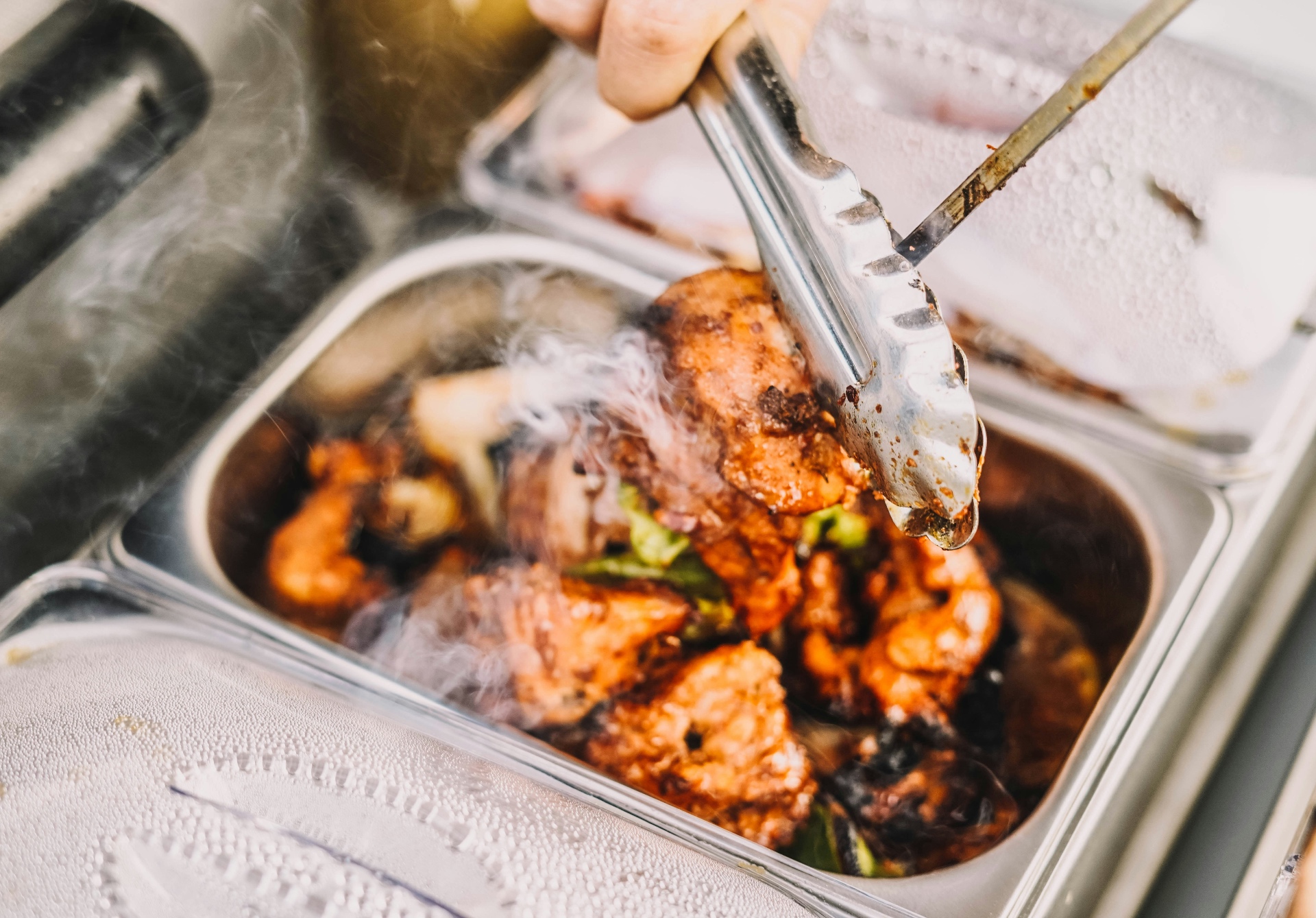 Frisch gegrilltes Fleisch in dampfender Chafing-Dish