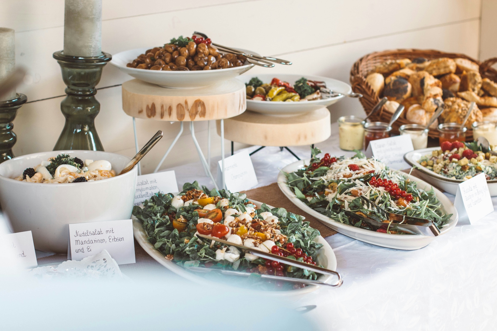 Frisches Buffet mit Salaten, Antipasti und selbstgebackenem Brot