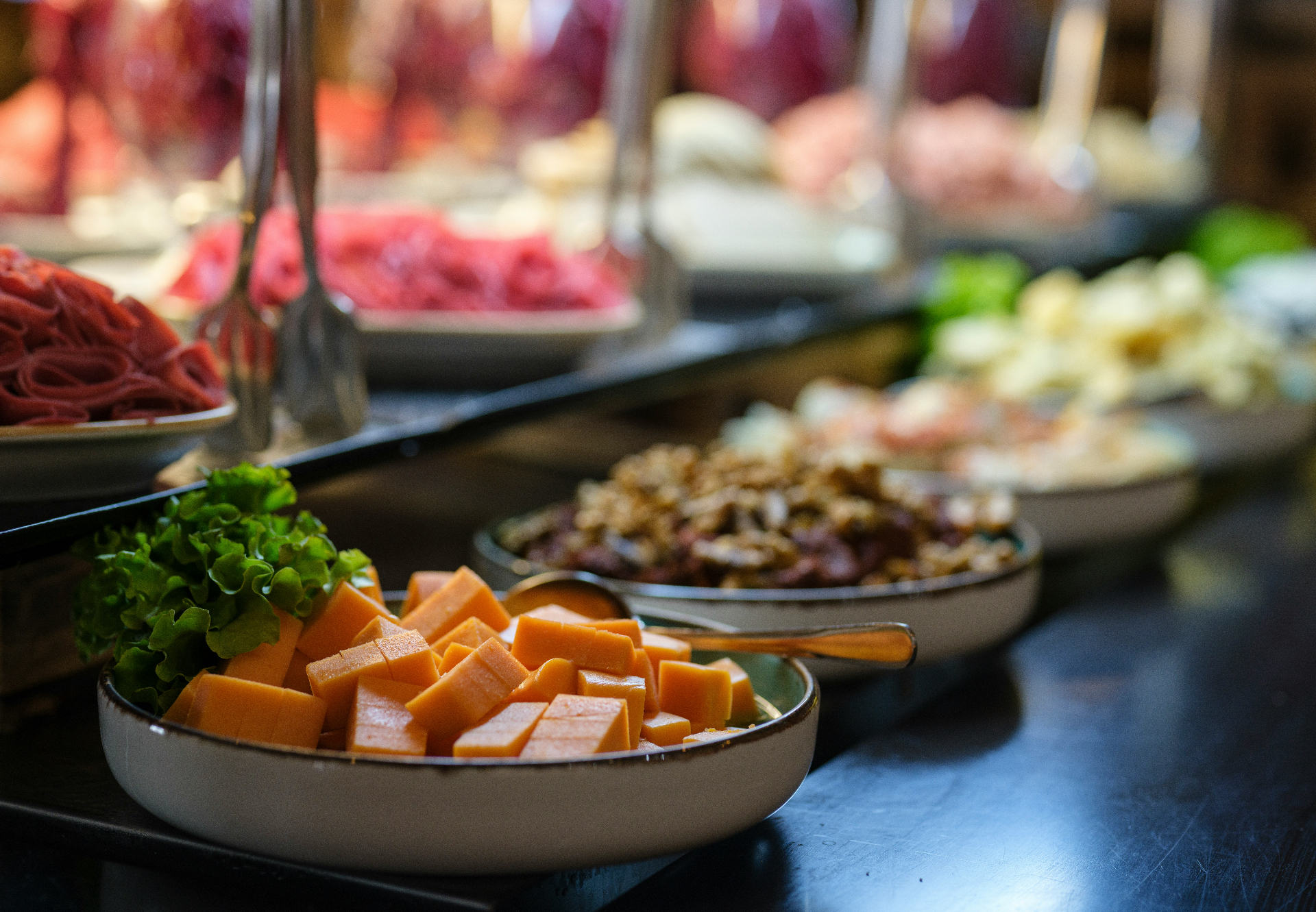 Käse, Charcuterie und Antipasti auf dem Buffet