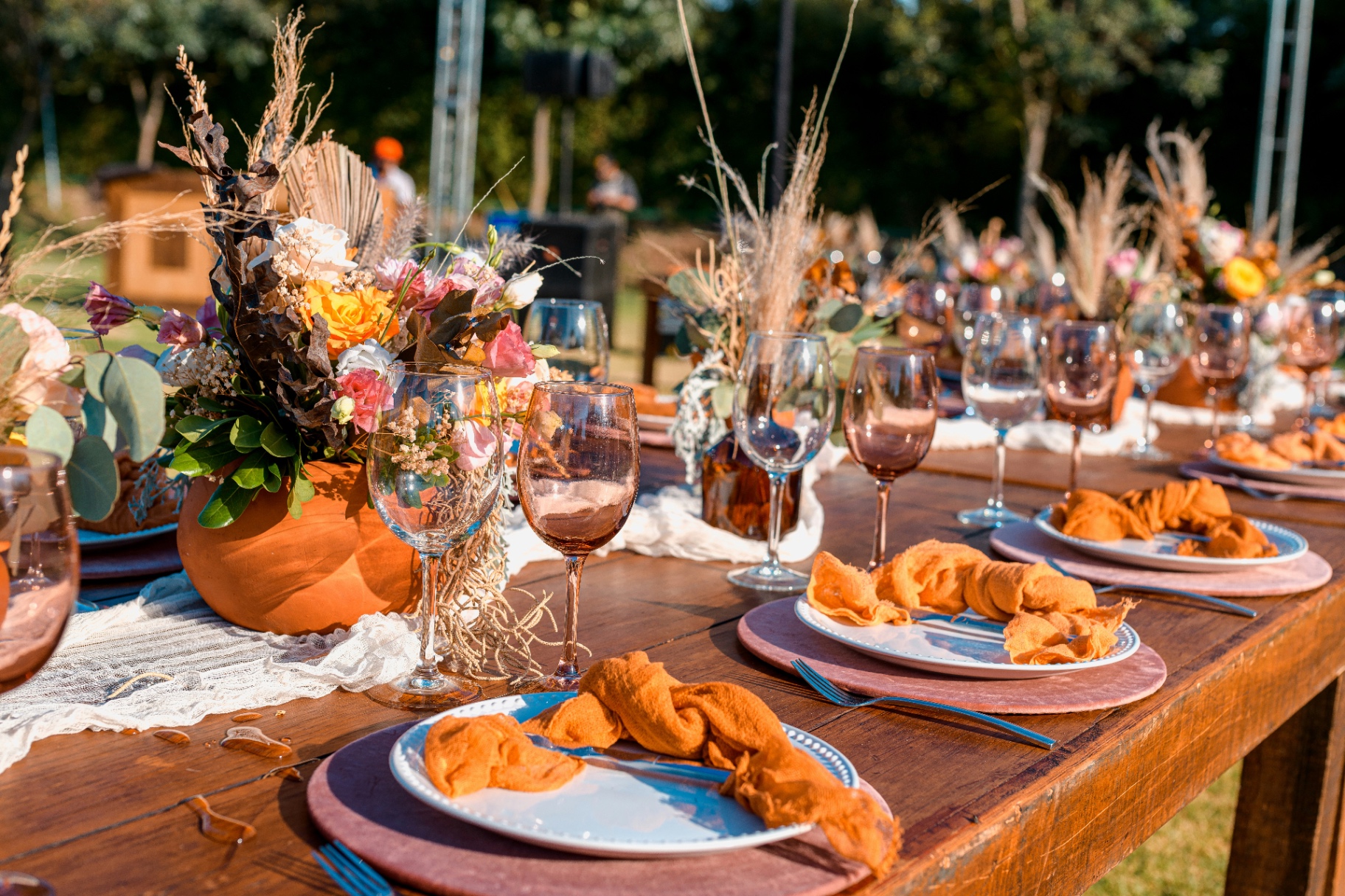 Elegant gedeckte Tafel im Freien mit Blumen und Weingläsern