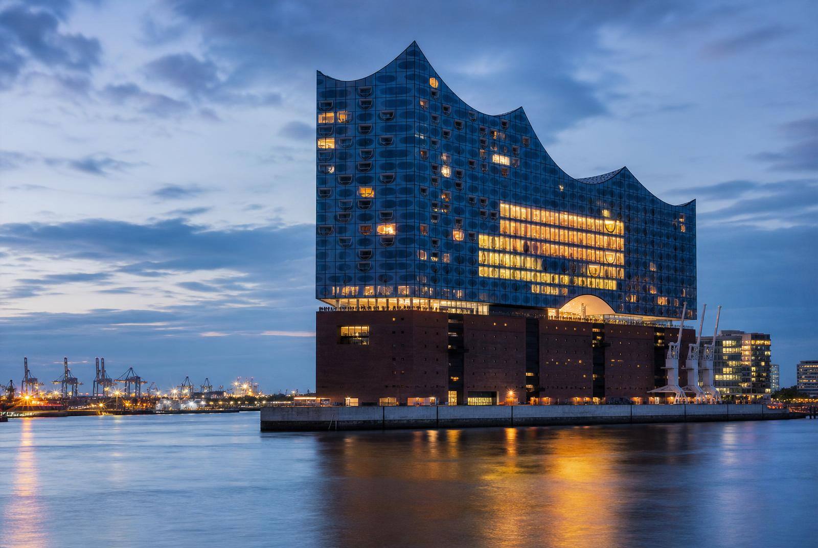 Elbphilharmonie Hamburg bei Dämmerung